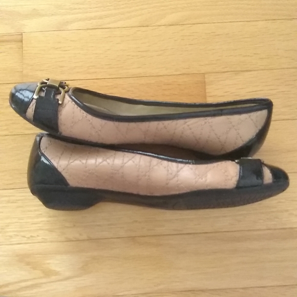 Woman's 6 1/2  Bandolino Leather Flat - Picture 2 of 8